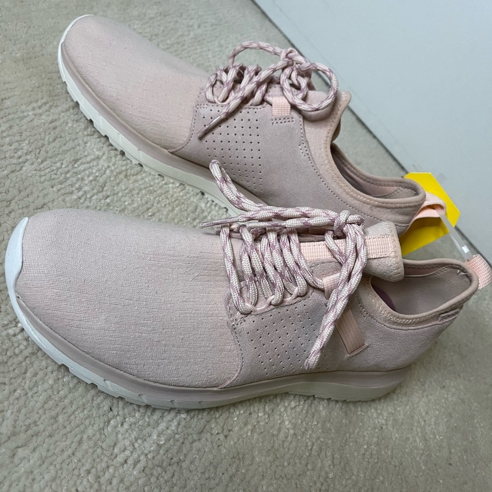 BNIB Roots pink running shoes size 9 1/2